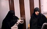 Capture d'écran d'une vidéo de l'interview de Shamima Begum, à droite, adolescente britannique ayant rejoint l'Etat islamique. Son bébé nouveau-né est entre les bras d'une femme à gauche, au cours d'une interview accordée depuis la Syrie au mois de février 2019 (Capture d'écran : YouTube)
