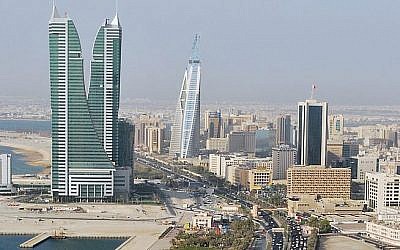 Une vue du quartier d'affaires de Manama, la capitale du Bahreïn. (Crédit : CC-BY Jayson De Leon/Wikimedia Commons)