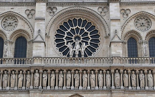 La galerie des rois sur la façade de la cathédrale Notre-Dame (Crédit : CC BY Serge Melki/Wikimedia Commons)