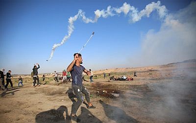 Les Palestiniens lors d'émeutes sur la frontière avec Gaza, le 12 avril 2019 (Crédit : Hassan Jedi/Flash90)