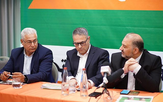 Mtanes Shihadeh (centre), n°2 de la liste Raam-Balad, et Abbas Mansour (droite), tête de liste, lors d'une conférence de presse le 28 mars 2019. (Crédit : autorisation de Raam-Balad)