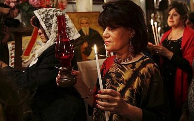 Des fidèles chrétiens orthodoxes tiennent des bougies pendant le service de la Veille de Pâques à l'église Saint-Porphyre de Gaza le samedi 15 avril 2017. (AP Photo/Adel Hana)