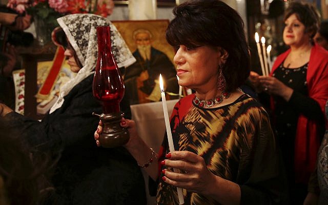 Des fidèles chrétiens orthodoxes tiennent des bougies pendant le service de la Veille de Pâques à l'église Saint-Porphyre de Gaza le samedi 15 avril 2017. (AP Photo/Adel Hana)