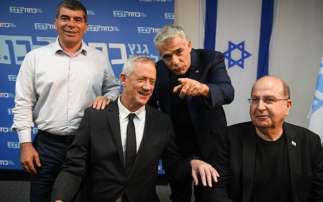 Les dirigeants du parti Kakhol lavan, de gauche à droite, Gabi Ashkenazi, Benny Gantz, Yair Lapid et Moshe Yaalon lors d'une conférence de presse au siège du parti à Tel Aviv, le 10 avril 2019, au lendemain du jour des élections. (Flash90)