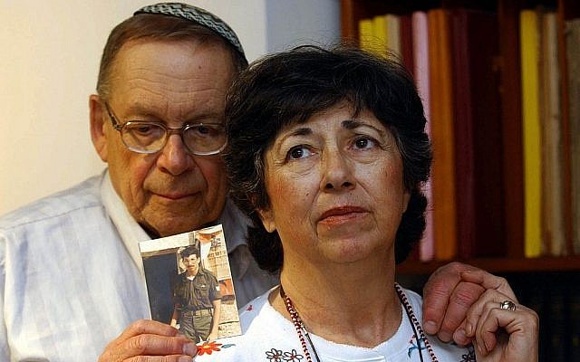 Miriam et Yoni Baumel en 2003 avec une image de leur fils Zachary, qui est disparu au combat en 1982. (Flash90)