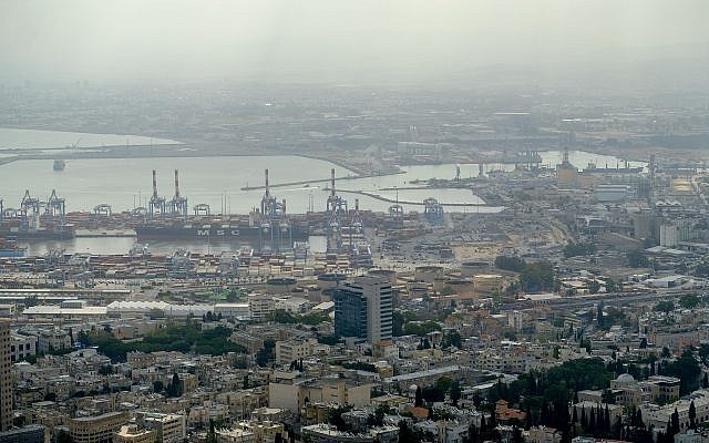 Vue de raffineries de pétrole dans la zone portuaire de Haïfa, ville du nord d'Israël, le 5 mai 2017. (Yaniv Nadav/Flash90)