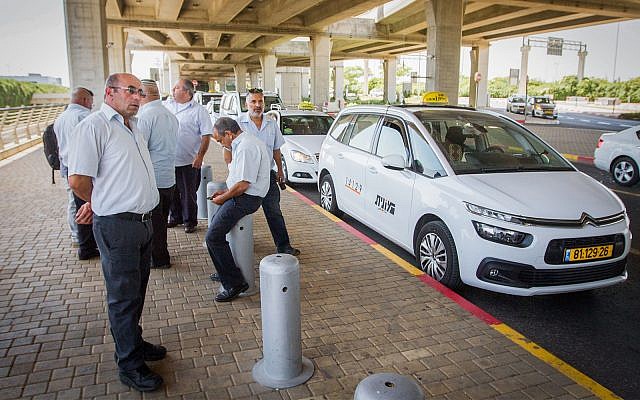 Des taxis de l'entreprise Hadar à l'aéroport international Ben Gurion de Tel Aviv, le 29 moi 2017. (Flash90)