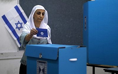 Une arabe israélienne vote aux élections législatives israéliennes du 9 avril 2019 à Daliyat al-Carmel, dans le nord d'Israël. (Jalaa Marey/AFP)