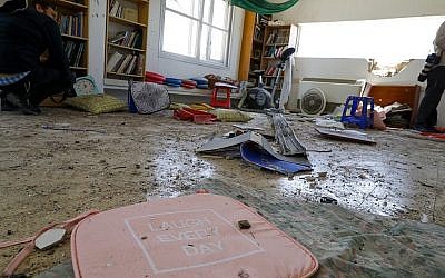 Des objets sont dispersés dans une maison touchée par une roquette tirée depuis la bande de Gaza dans le village israélien de Netiv Haasara, dans le sud d’Israël, le 4 mai 2019. (Crédit : Jack Guez / AFP)