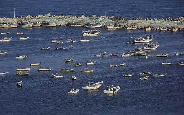 Des bateaux de pêche palestiniens sur la mer Méditerranée dans le port de Gaza, le 10 mai 2019. (Crédit : Mohammed Abed/AFP)