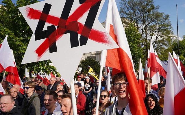 Des manifestants de l'extrême-droite polonaise, militent contre une loi américaine sur la restitution des biens volés aux Juifs pendant la Shoah, à Varsovie, le 11 mai 2019. (Créo  Alik KEPLICZ / AFP)
