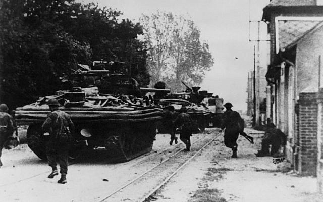 (ARCHIVES) Les premiers chars à arriver sur la plage Sword, en Normandie, lors du débarquement des Alliés, le 6 juin 1944. (Crédit : AFP)