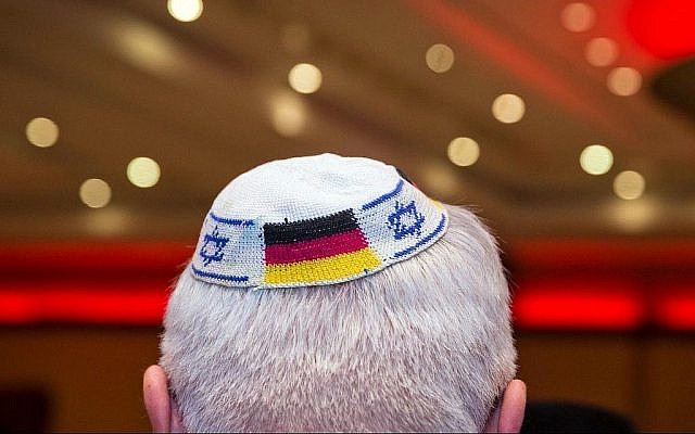 Un homme portant une kippa avec les drapeaux de l'Allemagne et d'Israël à Francfort-sur-le-Main, en Allemagne, le 10 juin 2014. (Frank Rumpenhorst / dpa / AFP)
