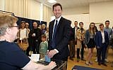 Francois-Xavier Bellamy, qui dirigeait la liste Les Républicains aux élections européennes, votant, à Versailles, le 26 mai 2019. (Crédit : Jacques Demarthon/AFP)