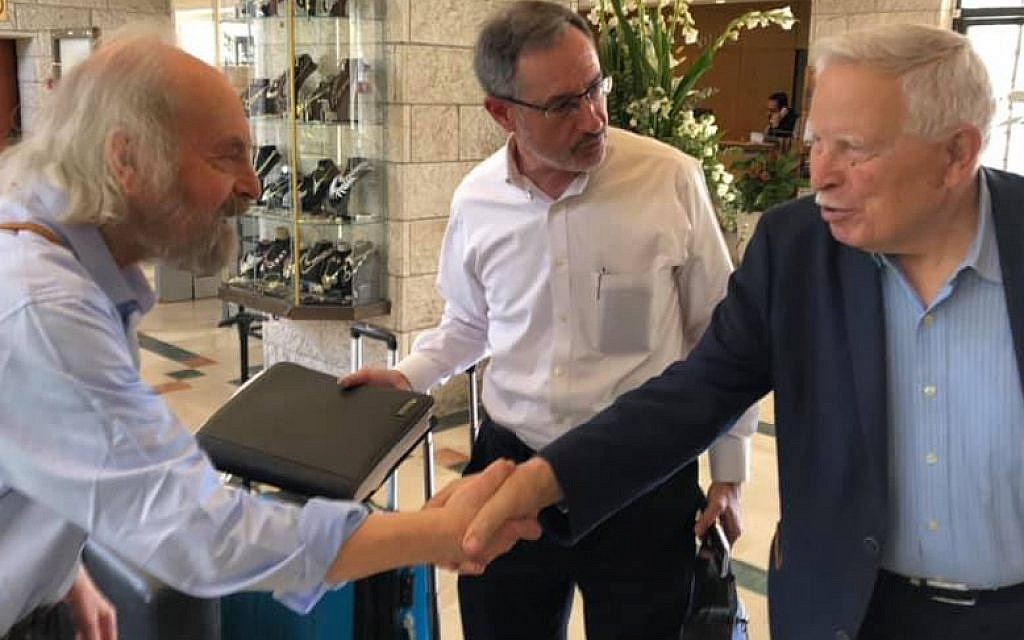 Paul Jospa, fils de Hertz et Yvonne Jospa, rencontre Shaul Harel (à droite) pour la première fois sous le regard du directeur du B'nai B'rith World Center, Alan Schneider, à Jérusalem, le 1er mai 2019. (Renee Ghert-Zand/TOI)