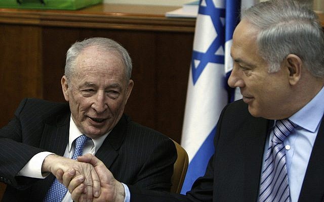 Le Premier ministre Benjamin Netanyahu, (à droite), serre la main du nouveau procureur général Yehuda Weinstein lors de la réunion hebdomadaire du cabinet à Jérusalem, le 14 février 2010. (AP Photos/Ronen Zvulun, Pool)