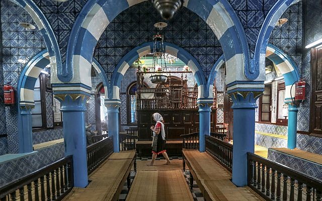 Sur cette photo du mercredi 28 octobre 2015, un touriste visite La Ghriba, la plus ancienne synagogue d'Afrique, sur l'île de Djerba, dans le sud de la Tunisie. (Crédit : AP / Mosa'ab Elshamy)