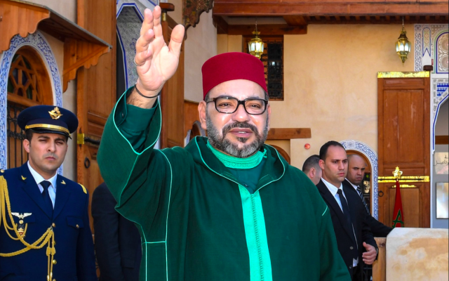 Le roi du Maroc, Mohammed VI, lors de la cérémonie de lancement des travaux de construction du musée de la culture juive de Fès et de restauration du musée Al Batha, consacré aux arts de l’islam. (Crédit photo : Twitter / @M_RoyalFamily)