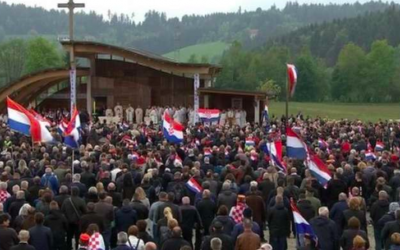 Ce samedi 18 mai 2019, à proximité de Bleiburg, dans le sud de l’Autriche, s’est tenu un rassemblement néo-nazi en hommage aux soldats croates du mouvement Oustacha, allié à l’Allemagne nazie, tués sur place lors de la Seconde Guerre mondiale. (Crédit photo : capture d’écran YouTube)