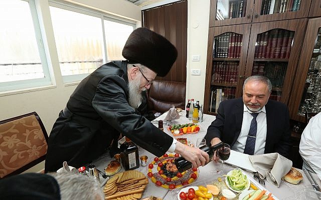Avigdor Liberman (à droite) est reçu par Yaakov Litzman, le dirigeant du parti Yahadout HaTorah, lors d'une cérémonie, le 18 Juin, 2017. (Shlomi Cohen/Flash90)