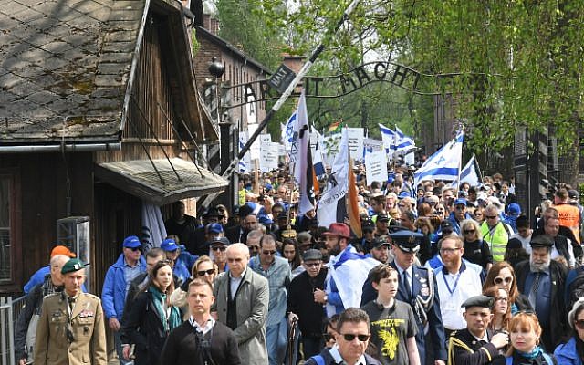 Des participants à la Marche des vivants au camp d'Auschwitz-Birkenau, en Pologne, en cette journée où lsraël célèbre Yom HaShoah, la commémoration annuelle de la Shoah, le 2 mai 2019. (Crédit : Yossi Zeliger/Flash90)