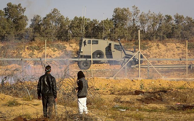 Des manifestants palestiniens affrontent les forces de sécurité israéliennes lors d'une manifestation à la frontière entre Israël et Gaza, dans la partie orientale de Rafah, dans le sud de la bande de Gaza, le 10 mai 2019. (Abed Rahim Khatib/Flash90)