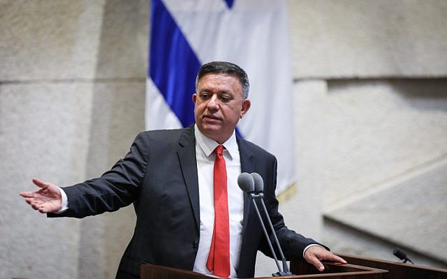 Le chef du Parti travailliste Avi Gabbay lors d'une discussion sur un projet de loi visant à dissoudre le Parlement, à la Knesset, à Jérusalem, le 29 mai 2019. (Noam Revkin Fenton/Flash90)