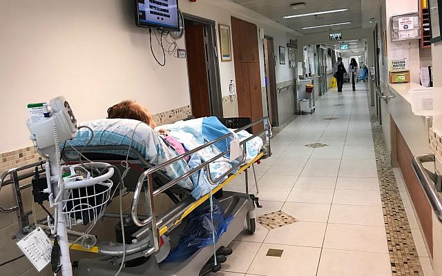 Illustration : Un malade dans le couloir de l'hôpital Rambam de Haïfa, le 22 avril 2019 (Crédit : Shoshanna Solomon/Times of Israel)