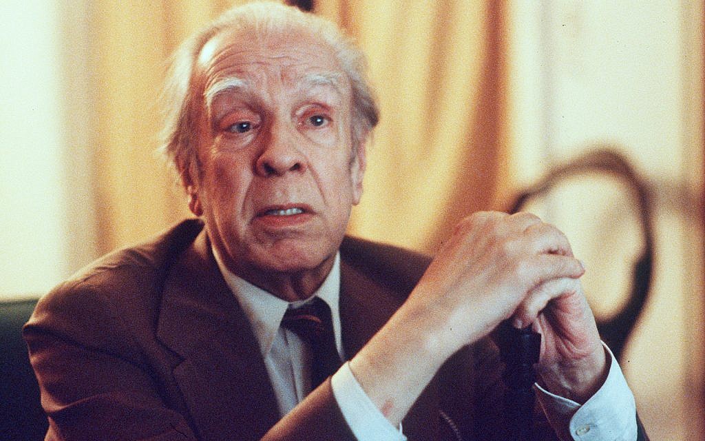 Jorge Luis Borges, auteur argentin aveugle, à Buenos Aires, le 20 novembre 1981 (Crédit : AP Photo/Eduardo Di Baia)