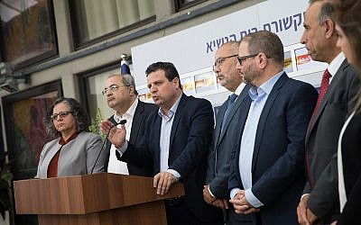 Les députés arabes du parti Hadash-Taal lors d'une conférence de presse après une réunion avec le président Reuven Rivlin, le 15 avril 2019. (Crédit : Yonatan Sindel/Flash90)