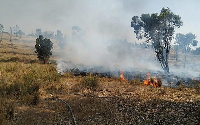 Un incendie dans la région d'Eshkol, le 22 mai 2019. (Crédit : Eli Cohen/sapeurs pompiers israéliens)