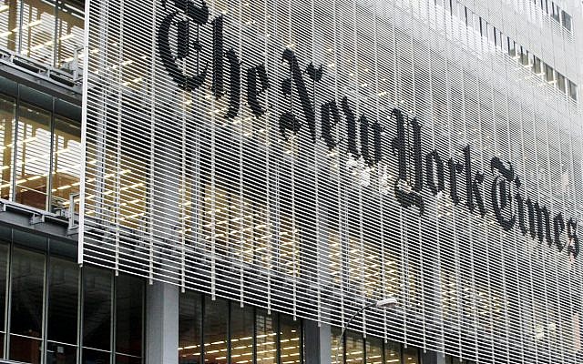 Cette photo du 10 octobre 2012 montre le bâtiment du New York Times à New York. (AP Photo/Richard Drew, File)