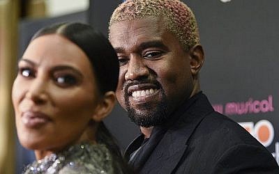 Kanye West et sa femme Kim Kardashian West participent à la première de la comédie musicale "The Cher Show" au Neil Simon Theatre, le 3 décembre 2018 à New York. (Evan Agostini/Invision/AP)