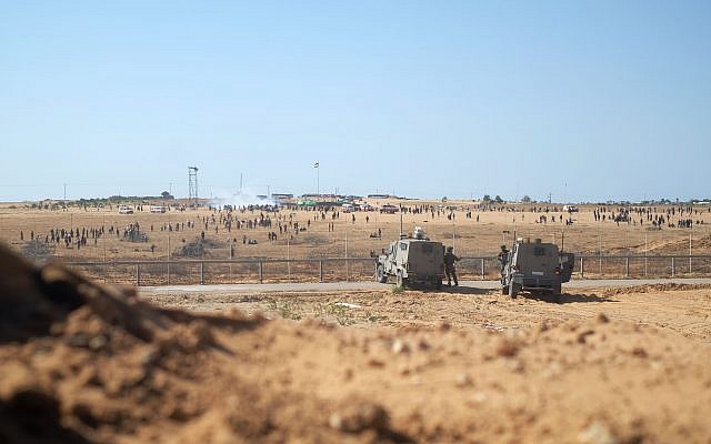 Des soldats israéliens montent la garde le long de la frontière est de la ville de Rafah dans le sud de la bande de Gaza lors des manifestations du Jour de Nakba, le 15 mai 2019. (Judah Ari Gross/Times of Israel)