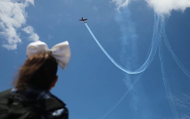 Une spectatrice regarde la démonstration aérienne de l'Armée de l'Air israélienne pour Yom HaAtsmaout à la plage de Tel Aviv, le 9 mai 2019.(Hadas Parush/Flash90)