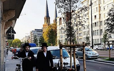 Deux Juifs marchent dans une rue d'Antwerp en Belgique, le 22 août 2018. (Cnaan Liphshiz)
