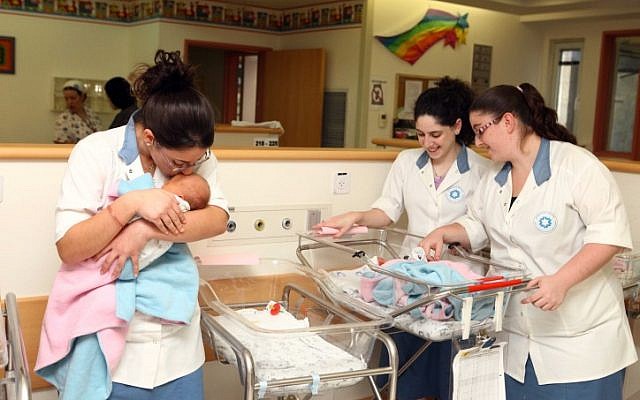 Photo d'illustration : Des jeunes filles juives font leur service national à la maternité d'un hôpital de Jérusalem, le 28 octobre 2010 (Crédit :Abir Sultan/FLASH90)