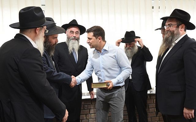 Vlodymyr Zelensky, le président élu ukranien rencontre des rabbins à Kiev, en mai 2019. (Crédit : Jewish Community of Dnepro/ via JTA)