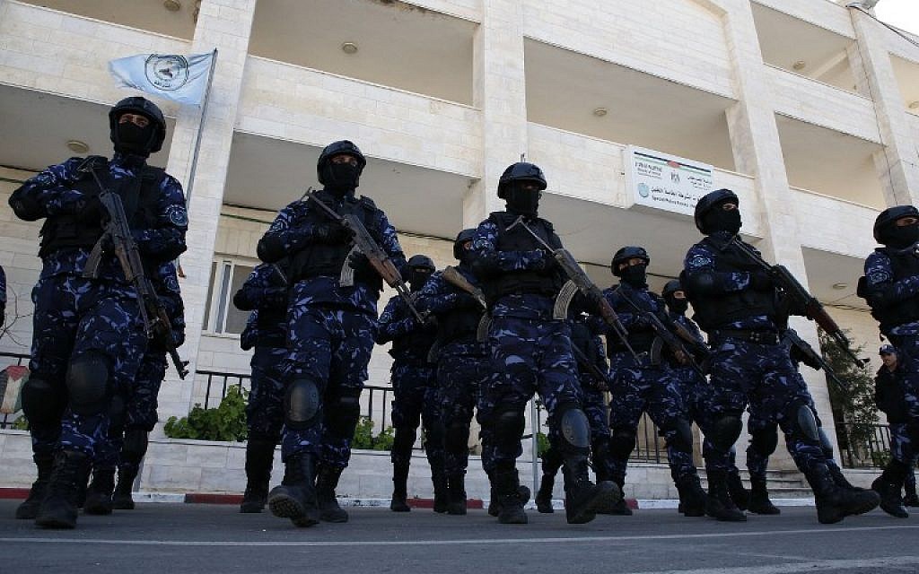 Des policiers palestiniens participent à une formation à leur siège de Hébron, en Cisjordanie, le 30 janvier 2019. (Crédit :  HAZEM BADER/AFP)