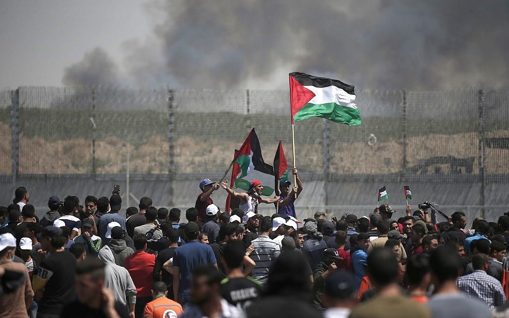 Des manifestants palestiniens se rassemblent près de la clôture de la frontière à l'est de la ville de Gaza, dans la bande de Gaza, le 15 mai 2019, lors d'une manifestation de la Nakba. (Mahmud Hams/AFP)