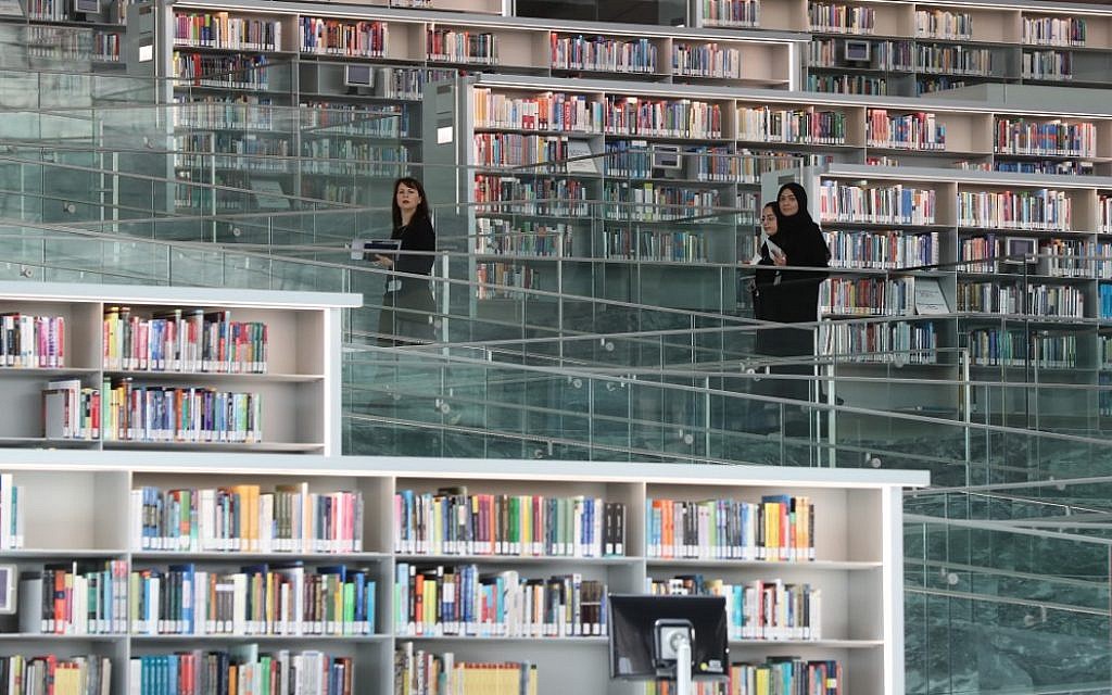 L'intérieur de la Bibliothèque nationale du Qatar, le 19 mai 2019. (Crédit : KARIM JAAFAR / AFP)
