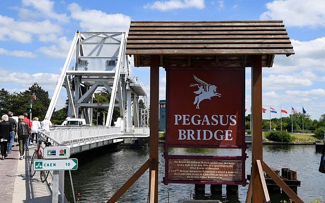 Le "Pegasus Bridge", nom donné au pont levant de cette ville en l'honneur de la 6e division aéroportée britannique, dont le cheval ailé Pégase était l'emblème. Il fut le premier site libéré dans la nuit du 5 au 6 juin 1944 par les commandos britanniques. Photoprise le 31 mai 2019. (Crédit : Damien MEYER / AFP)