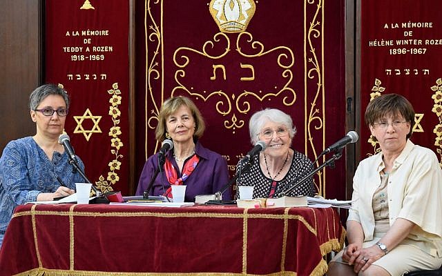 De gauche à droite : la rabbin française Pauline Bebe, la rabbin américaine Tamara Cohn Eskenazi, et l'enseignante française Rosine Cohen et la psychanalyste française Joelle Bernheim à Troyes, lors du premier congrès de femmes rabbin, le 17 juin 2019. (Crédit : BERTRAND GUAY / AFP)