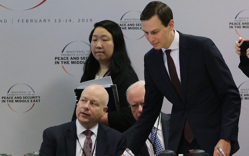 Jared Kushner, (au centre), et Jason Greenblatt, (à gauche), assistent à la séance d'ouverture d'une conférence sur la paix au Moyen Orient à Varsovie, Pologne, le 14 février 2019. (Sean Gallup/Getty Images via JTA)