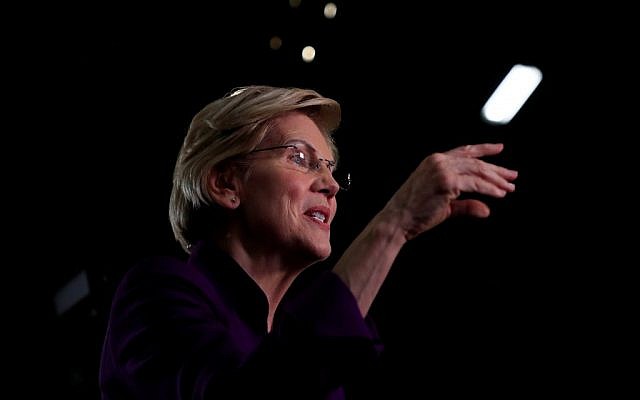 La sénatrice démocrate Elizabeth Warren s'adresse aux médias lors d'un débat présidentiel, à Miami, le 26 juin 2019. (Crédit : Cliff Hawkins/Getty Images/AFP