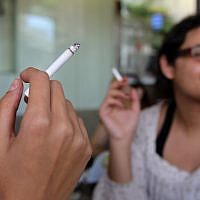 Photo illustrative d'une femme fumant une cigarette. (Crédit : Nati Shohat / Flash90)