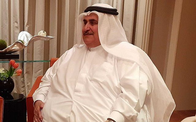 Le ministre bahreïni des Affaires étrangères Khalid bin Ahmed Al Khalifa s'entretient avec le "Times of Israel" en marge de l'atelier Peace to Prosperity à Manama, Bahreïn, le 26 juin 2019. (Raphael Ahren/Times of Israel)