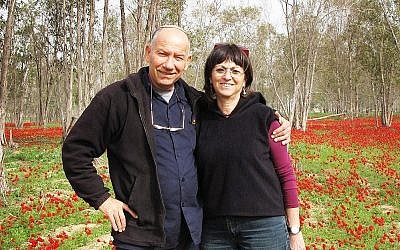 Yoskeh et Nurit Marmurstein profitent des fleurs d'hiver à Alumim, en Israël, en 2012. (Avec l'aimable autorisation de Yoskeh Marmurstein/via JTA)