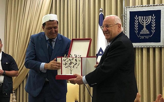 L’imam français Hassen Chalghoumi et Reuven Rivlin, président de l’Etat d’Israël. (Crédit photo : Facebook / Hassen Chalghoumi)