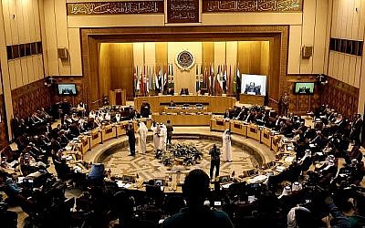 Illustration. Les ministres arabes des Affaires étrangères se réunissent au siège de la Ligue arabe au Caire, en Égypte, le 19 novembre 2017. (Crédit : AP/Nariman El-Mofty)